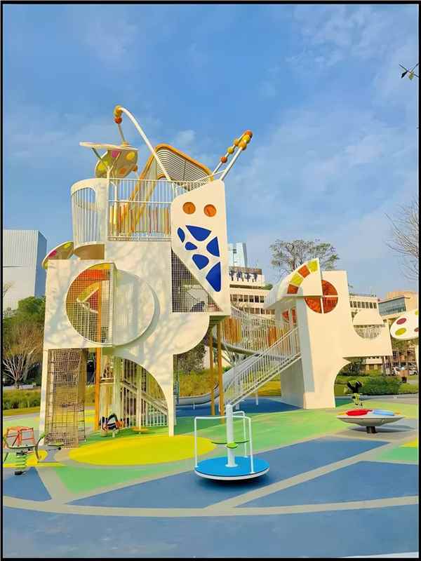 Commercial indoor playground track and visitor flow layout